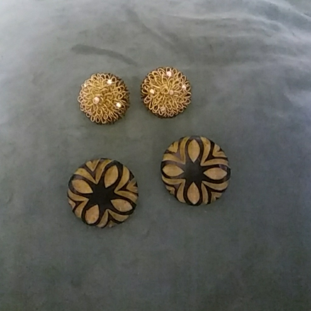3/$18 Two Pairs Of Vintage 80's Large Clip on Earrings